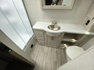 Autocaravana de Lujo GG35 de Aluminio 2026, Blanca y Gris, Ajustable, Capacidad para 4-6 Personas, 26000 Lbs GCWR - Product Image 6