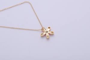 Collier pendentif fleur en or 9 carats multicolore avec émail rose et diamant central |   Bijoux pour femmes |   Fabricant OEM ODM sur mesure, vente en gros - Product Image 4