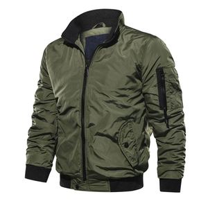 Chaqueta bomber de satén elegante personalizada OEM para hombre con ribete de hombro suave y chaqueta de invierno con diseño de cierre de cremallera moderna - Product Image 1