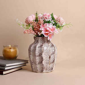 Petit vase en céramique rustique brun texturé à bords festonnés, fait main en argile, décoration de table moderne avec glaçure peinte pour la maison - Product Image 3