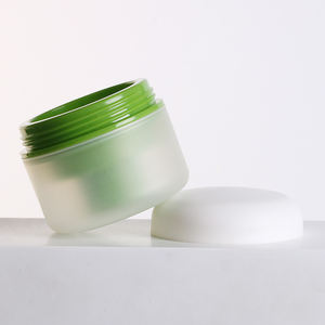 Pot en verre rond vert mat avec impression de logo personnalisée pour lotion, soin de la peau, crème pour le visage et le corps, vernis à ongles, gel - Product Image 5