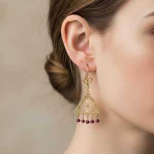 Boucles d'oreilles pendantes en or 22K avec motif triangle et rubis, style filigrane, tendance, religieux, classique, en cuivre, laiton, perle, Nusrettaki, pour fêtes - Product Image 3