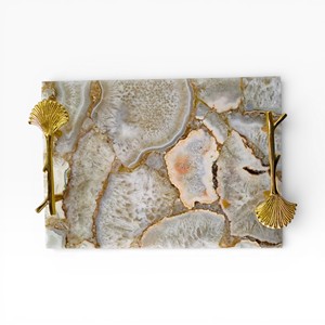 Plateau de service rond en onyx blanc naturel avec une texture de cristal translucide douce et des poignées décoratives en feuille d'or - Product Image 2