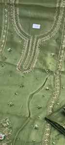 Costumes indiens de créateur modernes non cousus brodés à la main pour femmes pour les fêtes de style traditionnel - Product Image 2