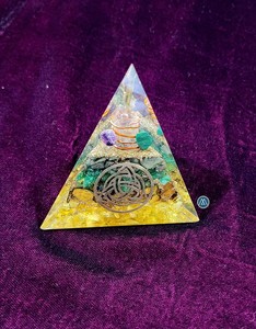 หินบำบัดแบบแม่เหล็กคริสตัลทรงพีระมิดทรงปิรามิดบรรจุอย่างสวยงามหินอัญมณีแกะสลัก - Product Image 1