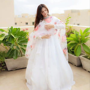 Robe longue Anarkali en mousseline de soie de qualité supérieure pour femmes, tenue traditionnelle pour mariage, fête et occasions festives - Product Image 1