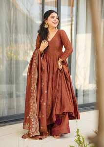 Robe longue TENNECY de créateur avec broderie lourde et sequins, dupatta réversible, séchage rapide, infroissable, longueur maxi pour femme, style indien - Product Image 5
