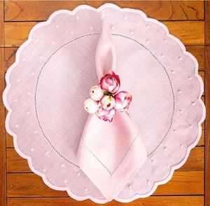 Mantel individual de lino rústico con bordado que agrega encanto de granja al interior de la cocina y mesas de comedor de madera - Product Image 5