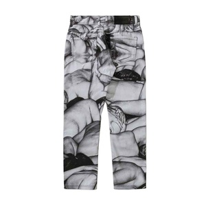 Descubra la moda personalizada con nuestro tinta ecológica y patrones estéticos modernos en pantalones vaqueros estampados. - Product Image 5