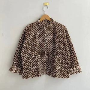 Veste réversible en coton indien fait à la main pour femmes manteau matelassé vintage avec passepoil à rayures veste Kantha indigo de style rétro - Product Image 1
