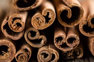 Aceite esencial de Casia certificado 100% puro y natural para aromaterapia con precio bajo y exportador a granel de alta calidad de la India - Product Image 4