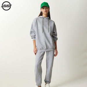 Ensemble 2 pièces pour femme : short et sweat à capuche en molleton 100 % coton respirant et séchant rapidement, vêtement de sport d'hiver tendance avec poche kangourou côtelée - Product Image 3