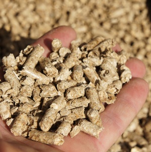 Bûches de bois pour cuisson et chauffage (diamètre 6-8mm, longueur 20-55mm) en pin, hêtre et frêne, 0,6% de cendres, 4800J par caloire, en promotion à prix réduit - Product Image 1