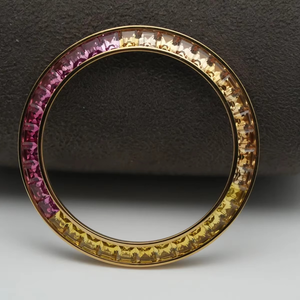 ขอบนาฬิกาทำมือสุดหรู ขนาด 40 มม. ทำจากสแตนเลสสตีล ประดับด้วยอัญมณีสีดำ สีขาว และสีเขียวมรกต พร้อมเพชรทรงบาแกตต์ใส วัสดุคุณภาพสูง - Product Image 4