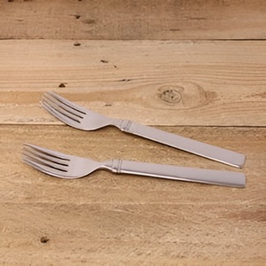 Fourchettes en métal fabriquées en Inde ensemble de couverts avec un aspect polonais brillant sur la table avec une poignée martelée colorée à bas prix - Product Image 1