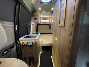 Sprinter 2500 Airstream Interstate 19 édition Tommy Bahama 2020, conversion complète en camping-car 4x4, environ 3 100 milles, moteur V6 turbodiesel, 4 roues motrices - Product Image 6