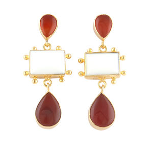 Boucles d'oreilles de créateur en plaqué or à la mode, élégantes, cornaline naturelle, onyx blanc, triple pierre, pendantes, perle argentée, cadeau - Product Image 1