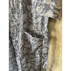 ชุดคลุมกิโมโนผ้าฝ้ายลายดอกสีเทา ไซส์พลัส S-XL ชุดคลุมอาบน้ำแบบยั่งยืนสำหรับใส่ในบ้านช่วงฤดูใบไม้ผลิ - Product Image 3
