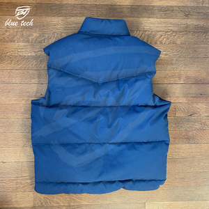 Hommes en plein air décontracté fermeture éclair léger OEM logo personnalisé à la mode bouffant gilet vêtements d'hiver veste sans manches - Product Image 6