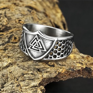 yunnique Bague en acier titane personnalisée avec logo triangle Viking pour homme - Tendance, inoxydable, hypoallergénique - Product Image 4
