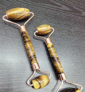 Rouleau de Massage du visage en obsidienne noire de haute qualité produit de beauté anti-âge naturel pour le matériel de pierres précieuses du corps du visage en vente - Product Image 2