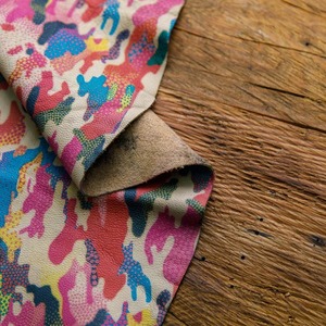 Cuero con estampado de camuflaje verde, negro y marrón, productos de cuero con estampado de flores personalizables de 1 a 12 pies cuadrados. - Product Image 6