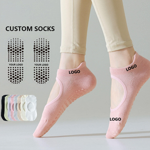 Venta caliente calcetines atléticos logotipo personalizado Color liso tobillo corto deportes antideslizante Pilates agarre Calcetines para mujeres calcetines atléticos - Product Image 1