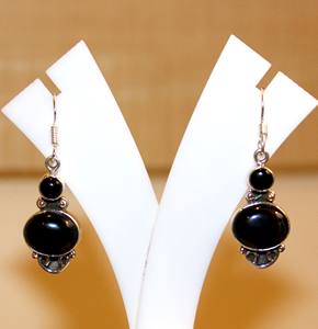 Boucles d'oreilles pendantes ethniques en argent sterling 925 de forme ovale fabriquées à la main au Népal pierres de cristal de guérison en onyx noir - Product Image 6