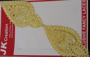 Bordure en dentelle de luxe avec broderie en zari doré, cristaux AB, or royal et ornements floraux en strass, éblouissant et irisé - Product Image 3