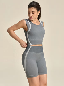 Ensemble de yoga gris pour la gym, haut court dos nageur à encolure dégagée et short taille haute, avec bordure contrastante, ensemble deux pièces sans couture - Product Image 1