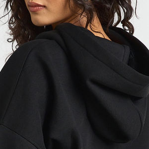 Sweat-shirt pour femme en gros avec poches kangourou et logo personnalisable, manches longues et capuche réglable, design à prix avantageux - Product Image 6