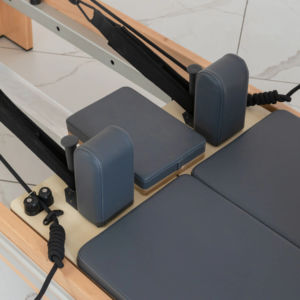 Reformer <span class=keywords><strong>de</strong></span> <span class=keywords><strong>Pilates</strong></span> con <span class=keywords><strong>Torre</strong></span> <span class=keywords><strong>de</strong></span> Alta Calidad, Medio Trapecio <span class=keywords><strong>de</strong></span> Madera, Reformer Clínico <span class=keywords><strong>de</strong></span> Microfibra con <span class=keywords><strong>Torre</strong></span> - Product Image 4