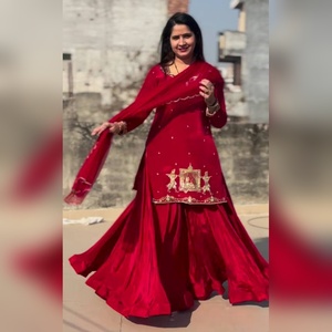 Lehenga salwar kameez en soie élite avec un haut et un bas richement ornés de fils et un dupatta en tulle assorti pour les sorties décontractées, finition haut de gamme - Product Image 1