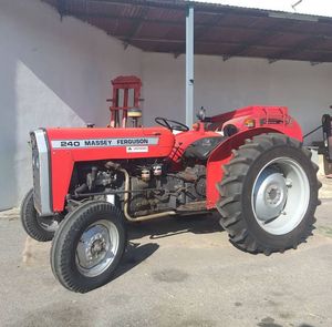 Tracteur à roues Massey Ferguson MF 260 4WD d'occasion de haute qualité à vendre, doté de composants essentiels : moteur, pompe à engrenages, 25 CV - Product Image 1