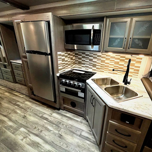 ผู้จัดจำหน่ายรถบ้านมือสอง ปี 2024 รุ่น Fleet wood RV Flair Class A เครื่องยนต์แก๊ส 32N - Product Image 4