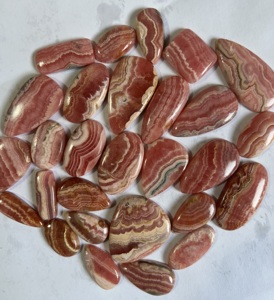 หินคริสตัลโรโดโครไซต์สีชมพูธรรมชาติขัดเจียระไนแบบอัญมณีหลวมกำหนดขนาดเองสำหรับรักษารูปร่างผสม - Product Image 3