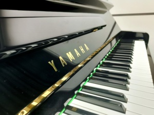 Piano droit d'occasion Yamaha U3E d'origine japonaise, importé, de haute qualité, professionnel, son clair, sensation solide - Product Image 2