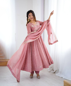 Nouvelle robe de soirée en georgette avec broderie lourde et sequins, ensemble avec dupatta pour femmes, robe Bollywood en gros - Product Image 1