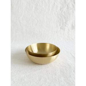 Élégant bol de service en laiton antique pour servir des plats exotiques et des présentations gastronomiques avec un grand bol de service fini antique - Product Image 3