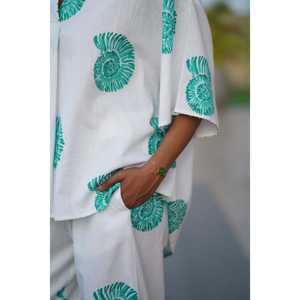 Top de Manga Corta Aqua con Estampado de Remolinos Marinos para Mujer, con Detalles de Cuentas en las Mangas, Talla Única, Transpirable, para Adultos - Product Image 1