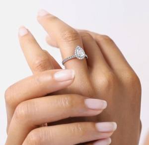 Bague de mariage et de fiançailles en or blanc rose jaune 10 carats avec cadeau de diamant de laboratoire taillé en poire pour elle - Product Image 2