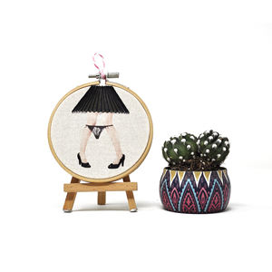 Cercle à broder de 10 cm, fini à la main, pour l'art de la broderie |    Petite œuvre d'art encadrée pour boutiques et magasins de cadeaux, art textile par transfert d'image - Product Image 1