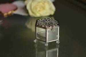 Magnifique boîte à bijoux de forme hexagonale avec cadre en métal fini argent parfait pour stocker des bagues, des colliers et des accessoires fins - Product Image 2