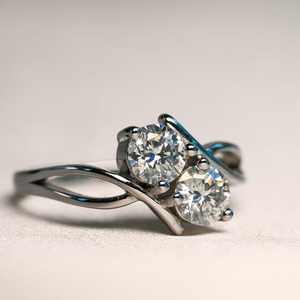 Bague de fiançailles en moissanite ronde à contour torsadé, bague de mariage, bague Toi et Moi, 2 pierres, argent 925, bague de demande en mariage pour femme - Product Image 4