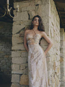 เส้นสายที่พลิ้วไหวของชุดเดรส SOLARA ที่ยาวนี้ ถูกเสริมด้วยงานศิลปะลายเพสลีย์ที่น่าหลงใหลบนผ้าไหมที่เปล่งประกาย - Product Image 2