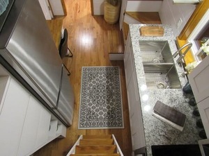 Movie Star de Incredible Tiny Homes, una casa pequeña de 26 pies con una zona tipo loft dividida que se utiliza como dormitorio, sala de estar u oficina. - Product Image 5