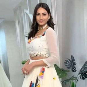 Lehenga-choli เย็บอย่างเต็มที่ในสไตล์แฟนซีใหม่ georgette กับงานปักหลาย Daga และงาน Moti - Product Image 1