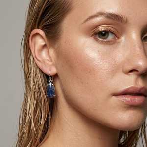 Pendientes de zafiro azul en forma de lágrima con engaste de púas, pequeños y delicados, de plata de ley 925, elegancia de piedra de nacimiento de septiembre. - Product Image 3