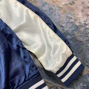 Veste bomber en satin personnalisée pour sororité grecque |   Veste universitaire de style marine américaine |   Vêtements d'extérieur personnalisés avec lettres grecques pour les sororités - Product Image 3