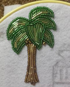 Broches de sport magnifiques et éblouissantes en perles pour les fans de sport, broches rondes en perles décoratives à vendre - Product Image 1